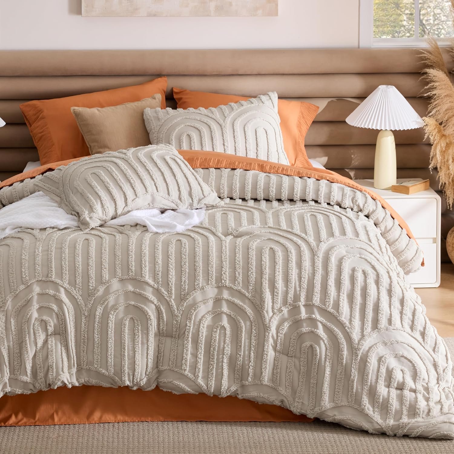 Bedsure Boho Tufted Beige Comforter Set Queen Size, GentleSoft™ 3 Pieces Boho Farmhouse-Style Decor Bedding, Arch Bedding for All Seasons, 1 Bed Comforter, 2 Pillow Shams, 90×90 Inches