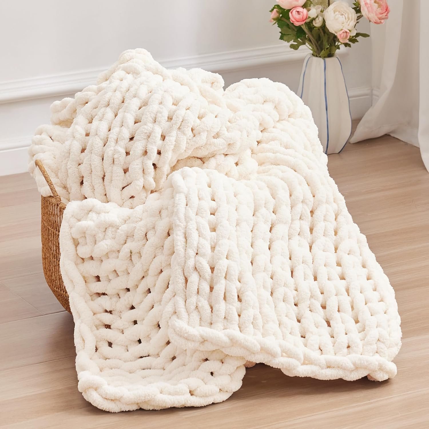 Negwoo Chunky Knit Throw Blanket, Knitted Throw Chenille Yarn, 50″*60″ | Soft Thick Cable Knitted Blankets, Handmade Big Thick Blanket, Machine Washable Cute Comfy Blanket for Home Decor,Cream White
