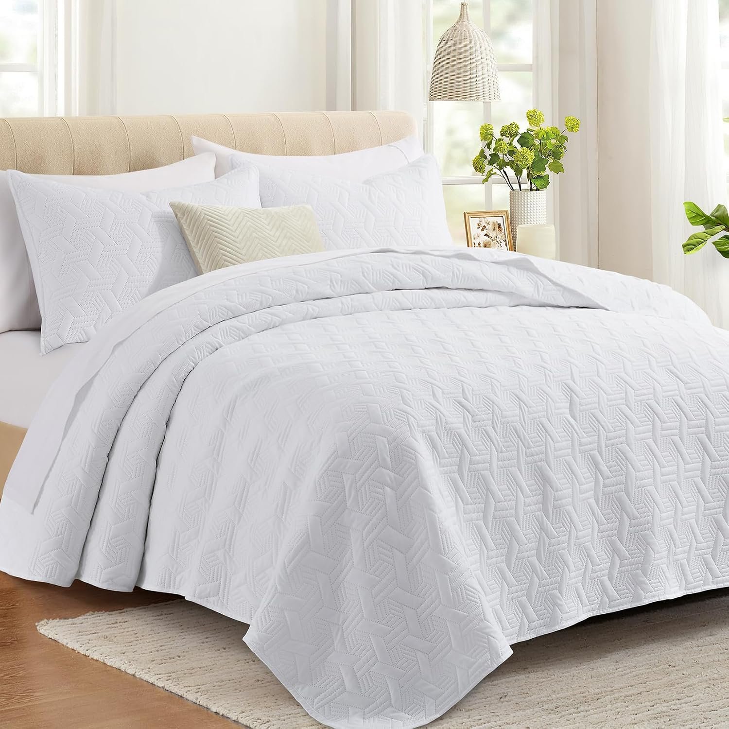 Lavsiry Full/Queen Quilt Bedding Set with Pillow Shams, White | Lightweight Bedspread, Soft Material, All-season Quilted Coverlet, 3 Pieces Summer Bedding, Suitable for Bedroom Guest Room