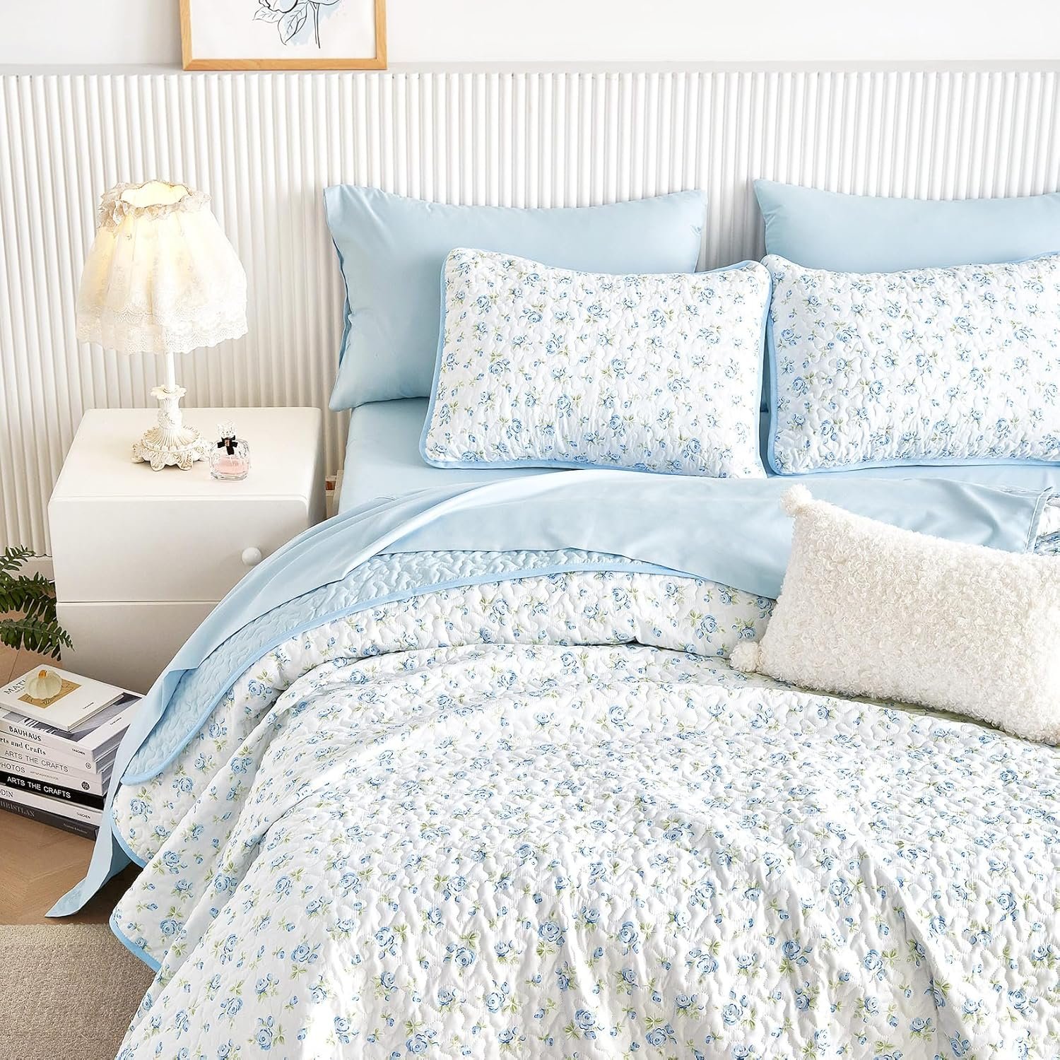 Wake In Cloud – Floral Quilt Set, Coquette Cottagecore Shabby Chic Flower Pattern for Women Teen Girls, Reversible Lightweight Bedspread Coverlet, 3 Pieces, White Blue, Queen/Full Size