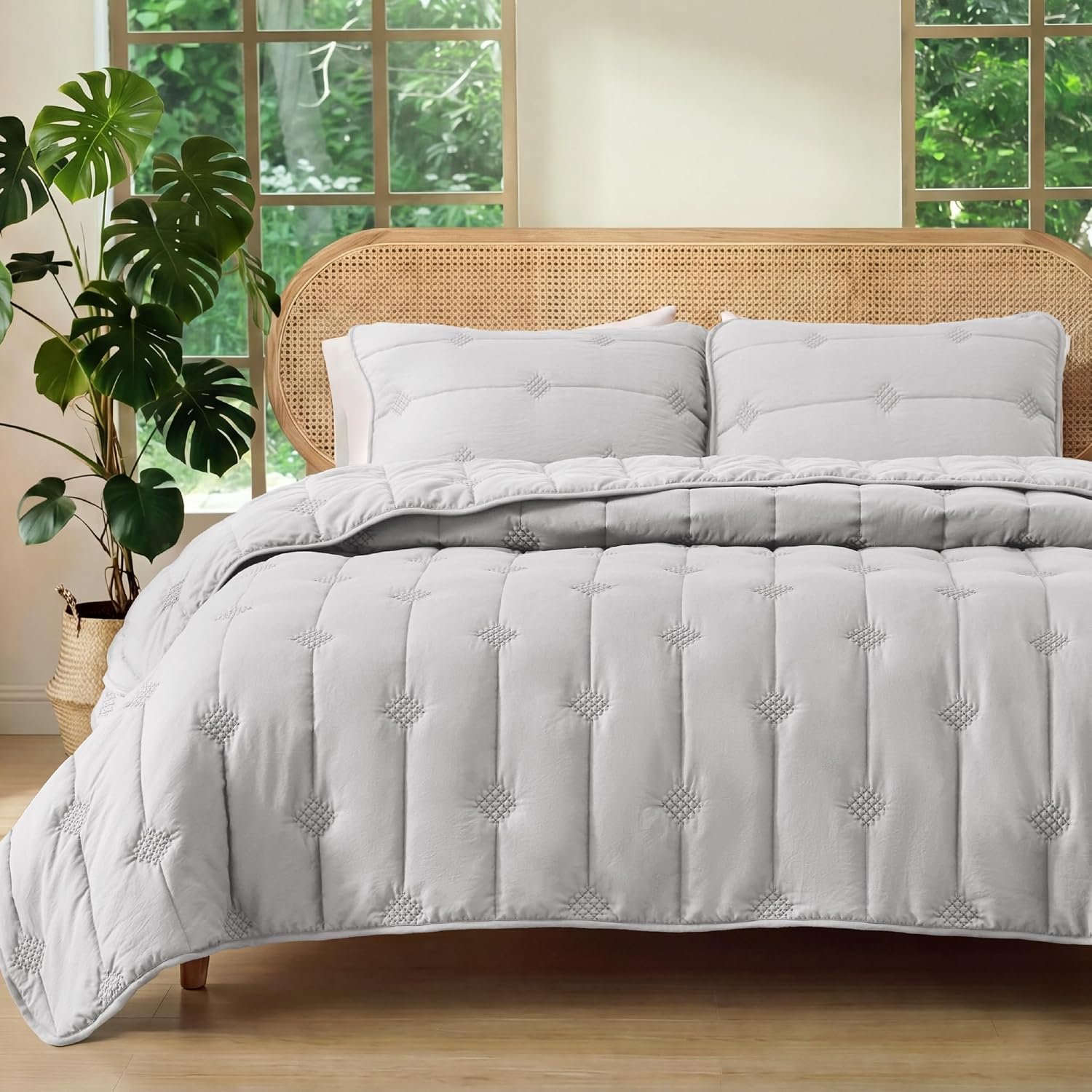 Bedsure Lightweight Comforter Queen Size – Extra Soft & Breathable Quilt Set, 3 Piece Prewashed Cotton-Like Polyester Bedding, Includes 1 Quilt 90×96 Inches with 2 Shams, Machine Washable, Light Grey