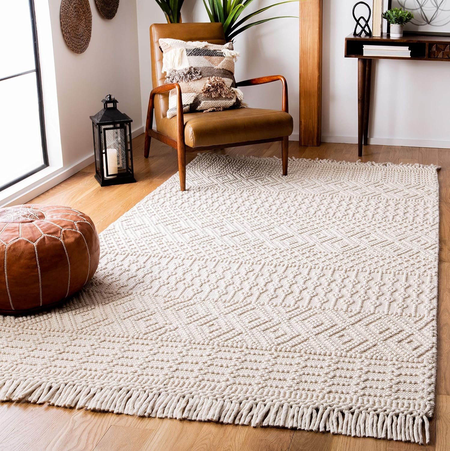 SAFAVIEH Natura Collection Area Rug – 5′ x 8′, Ivory, Handmade Moroccan Boho Wool Fringe, Ideal for High Traffic Areas in Living Room, Bedroom (NAT852B)